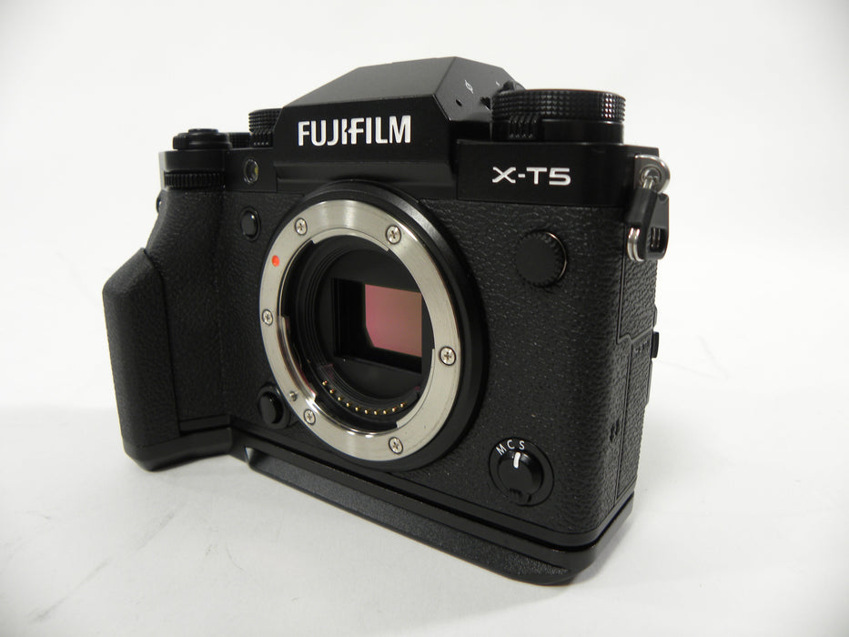 Fujifilm X-T5 40.2mp Digital Mirrorless w/MHG Grip Shutter Ct. 2,819