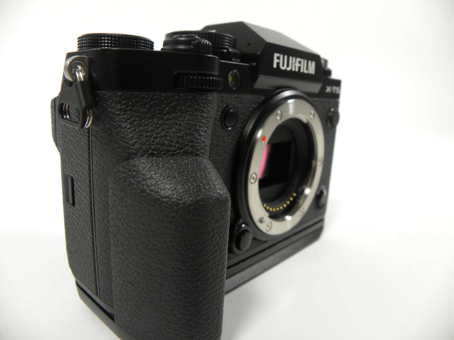 Fujifilm X-T5 40.2mp Digital Mirrorless w/MHG Grip Shutter Ct. 2,819