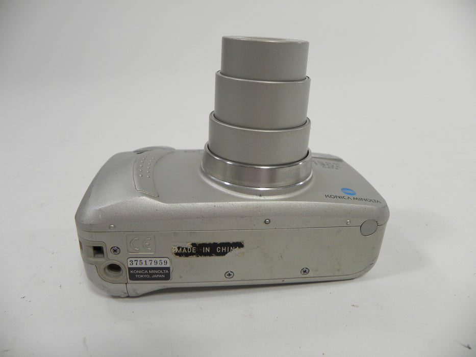 Minolta 130c Zoom Date 35mm Point and Shoot camera