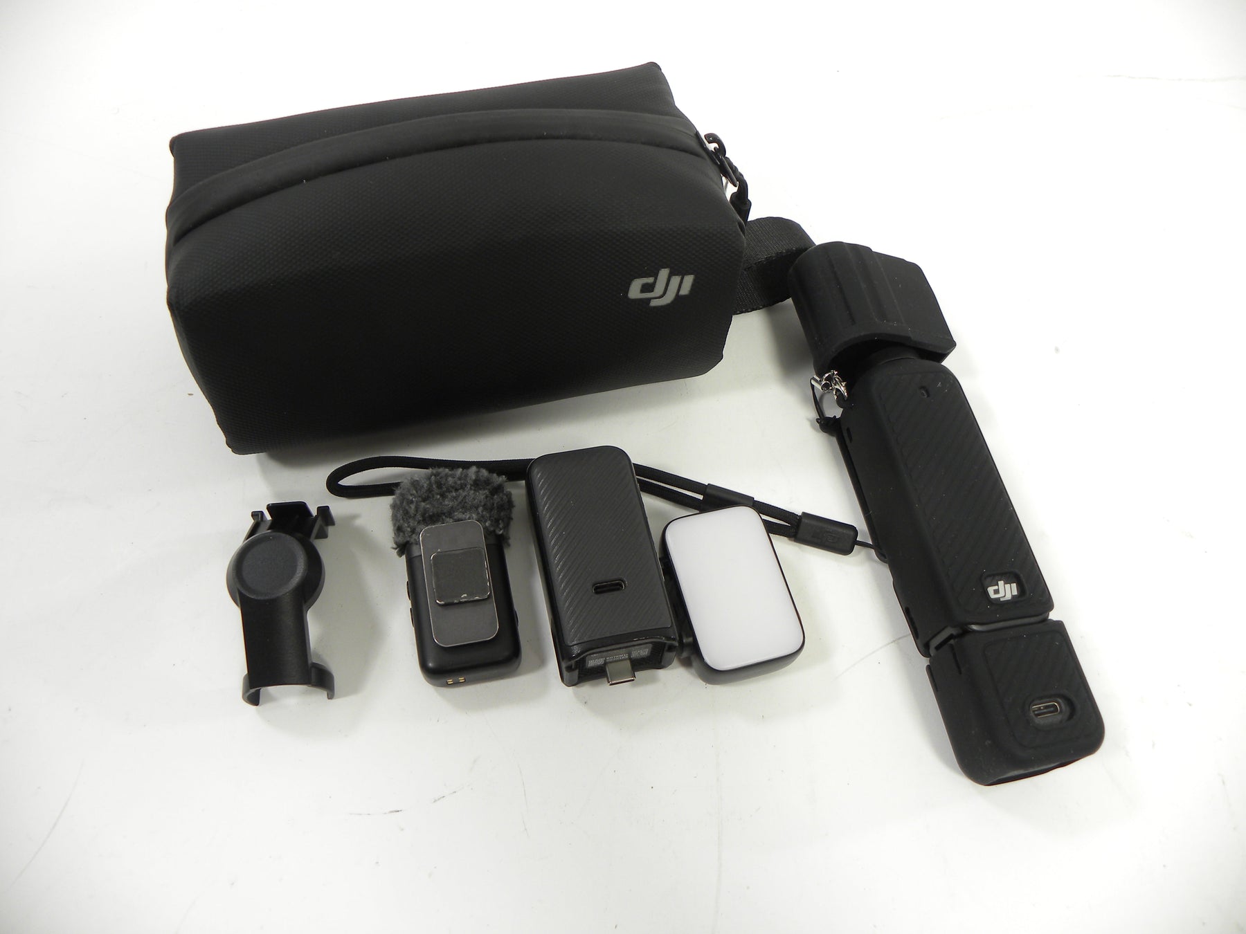 DJI OSMO Pocket 3 w/Mic2 Light and Case