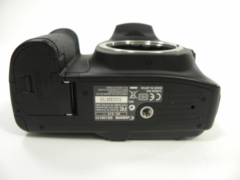 Canon EOS 30D 8.2mp Digital SLR body only AS IS  (Parts or Repair) No Returns