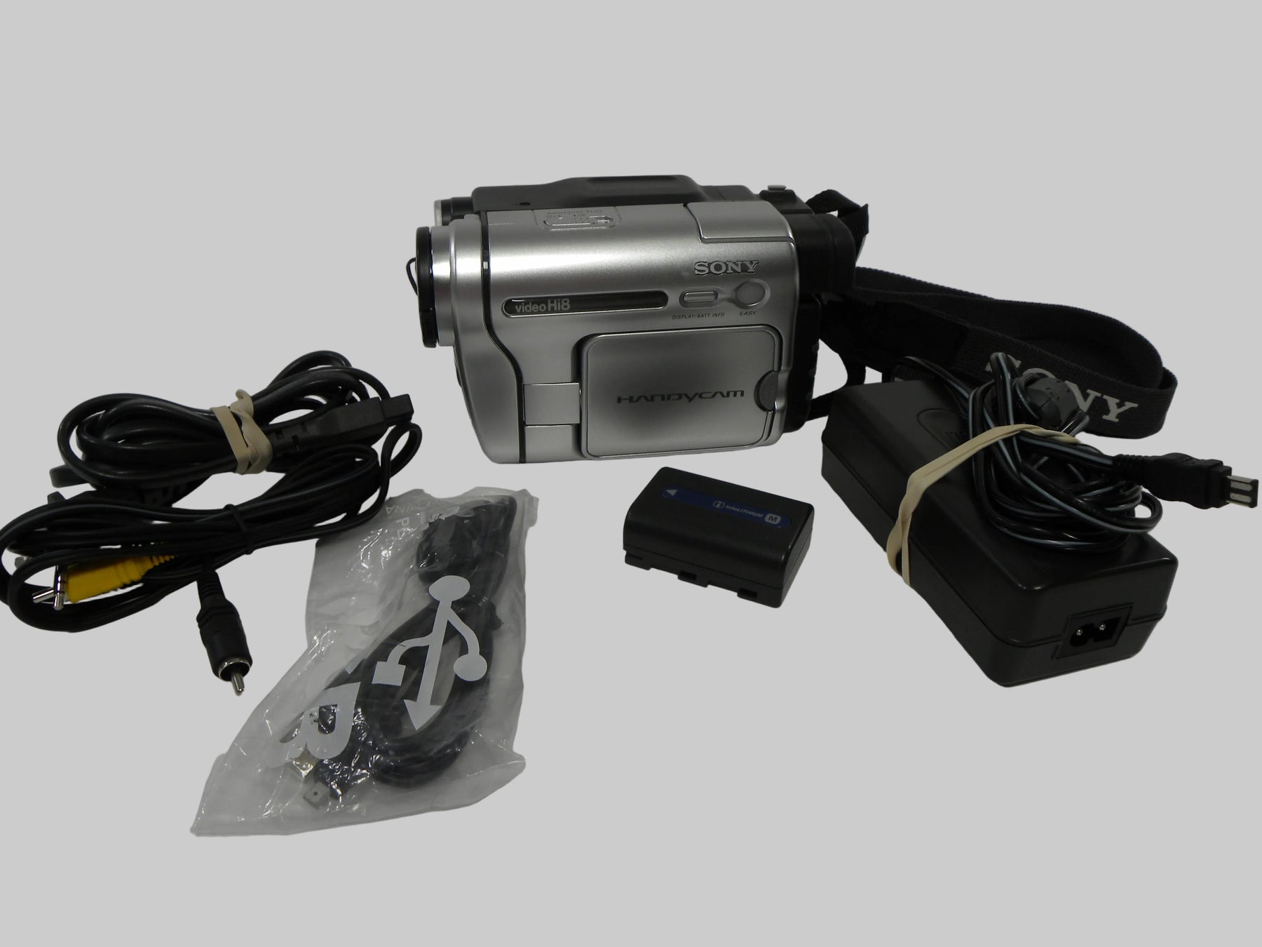 Sony CCD-TRV138 Video Hi8 Handycam Camcorder