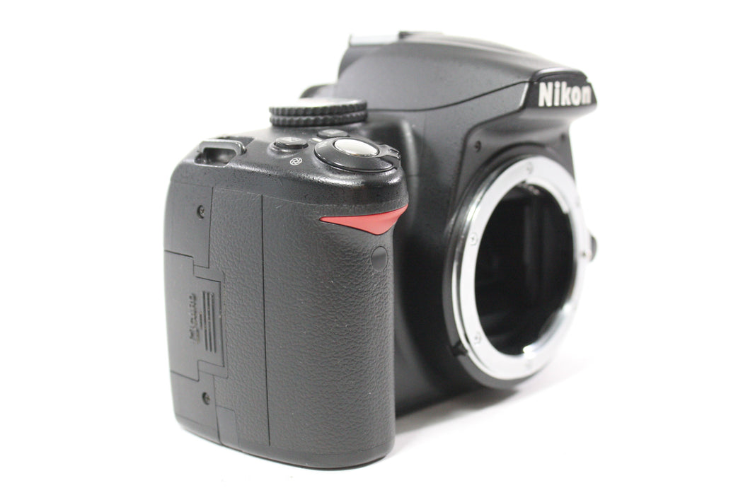 Nikon D3000 DSLR Camera with 18-55mm f/3.5-5.6 G VR AF-S DX Nikkor Lens with Shutter Count 20,253