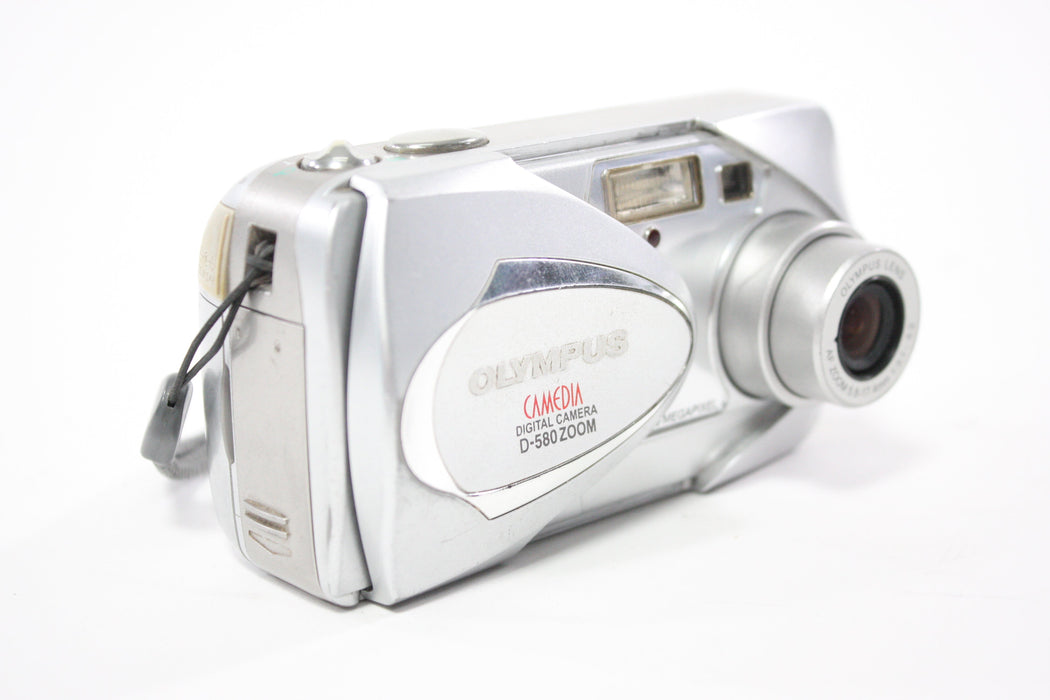 Olympus Camedia  D-560 Zoom Digital Point and Shoot Camera 3x Zoom 3.2mp (Silver)