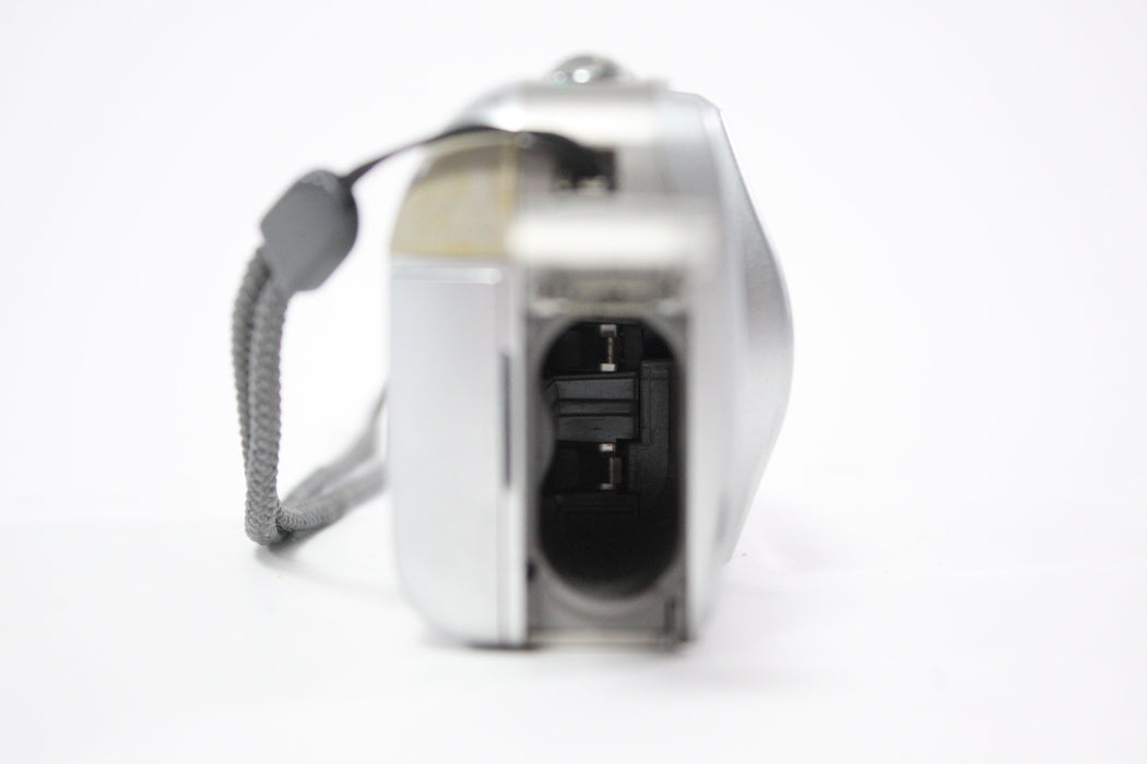 Olympus Camedia  D-560 Zoom Digital Point and Shoot Camera 3x Zoom 3.2mp (Silver)