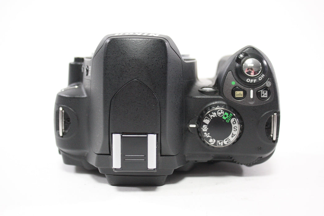 Nikon D40 DSLR Camera with Nikon 18-55mm f/3.5-5.6G II DX Nikkor AF-S Lens with Shutter Count 3,108