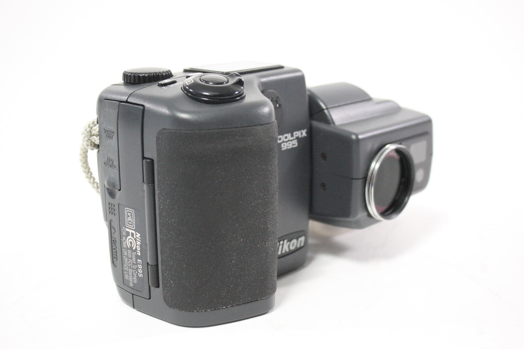 Nikon Coolpix E995 Digital Point and Shoot Camera