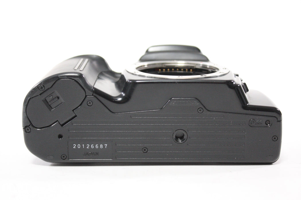 Minolta Maxxum 3xi 35mm SLR Camera with Sigma 28-70mm f/3.5-4.5 UC Zoom Lens