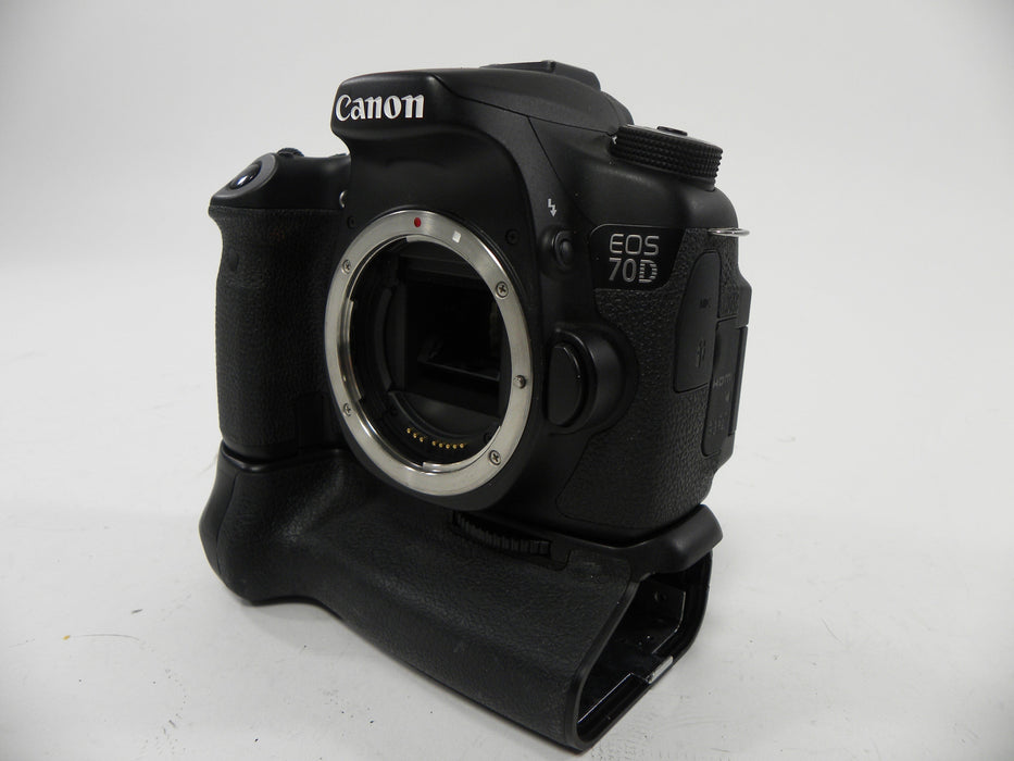Canon EOS 70D 20.2mp Digital SLR body only w/grip S/C 3,901