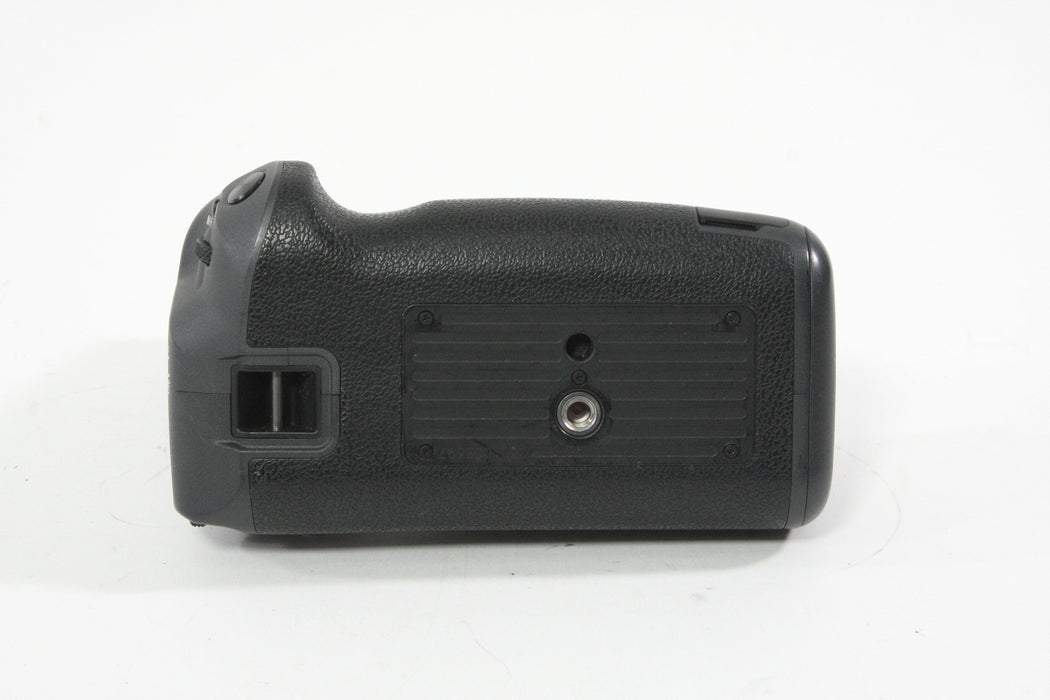 Canon EOS R w/Battery Grip BG-E22 - Shutter Count 62000 or less