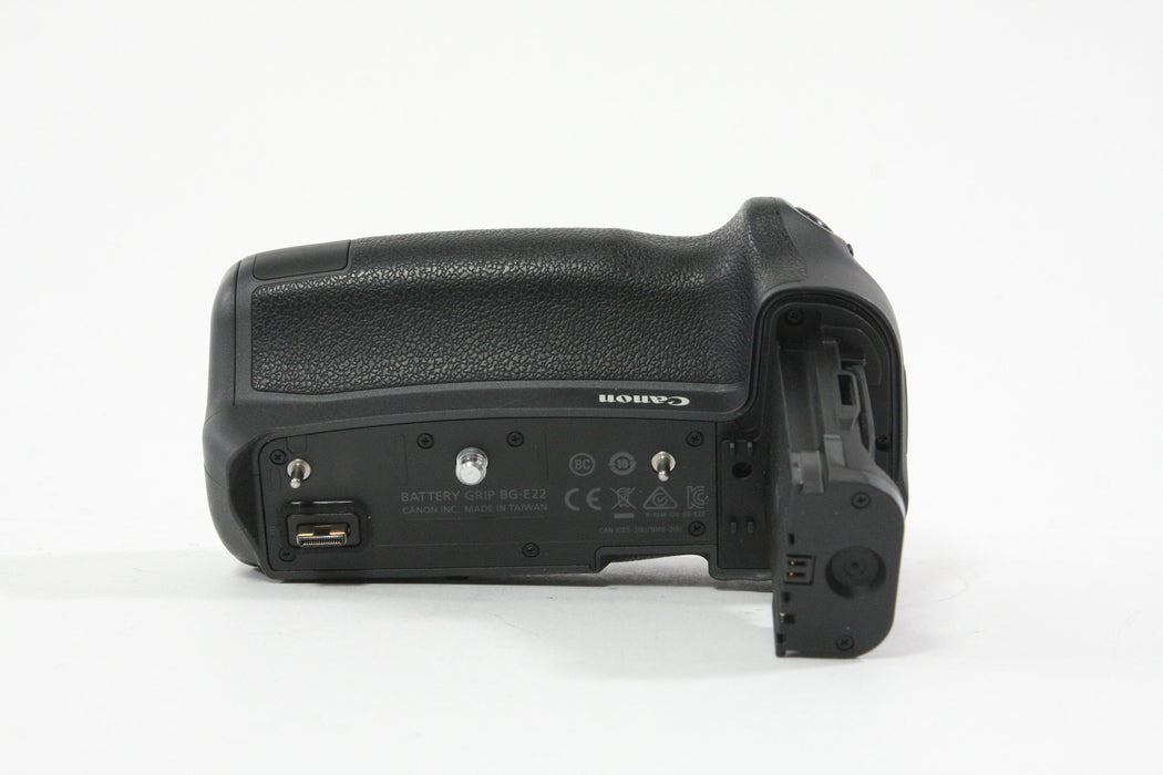 Canon EOS R w/Battery Grip BG-E22 - Shutter Count 62000 or less