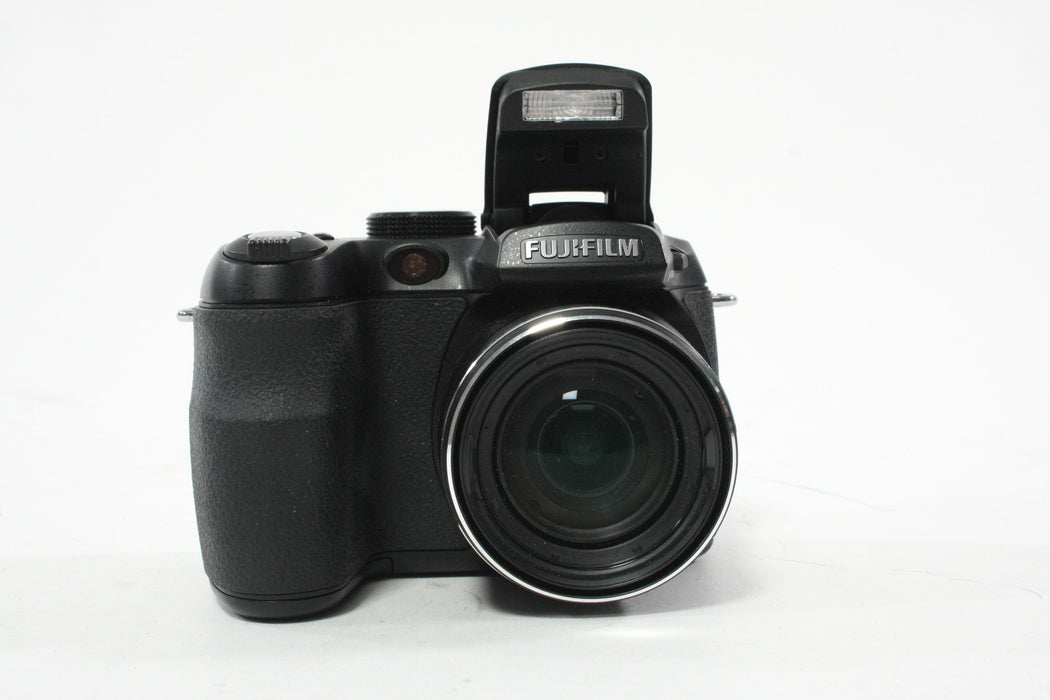 Fuji Finepix S1000 Digital Point-and-Shoot Camera 12x Zoom 10.0mp