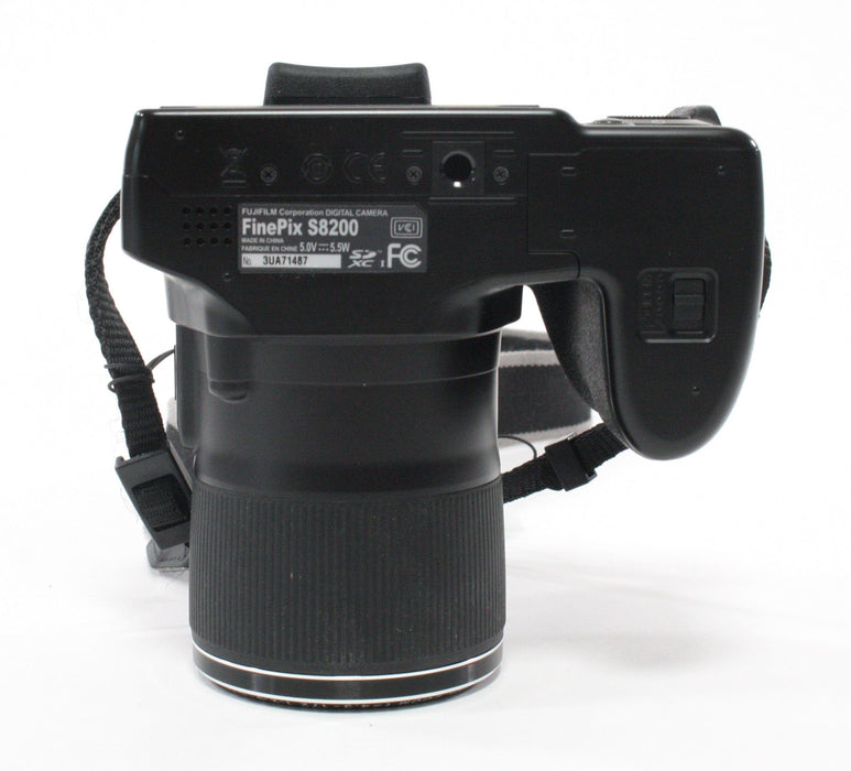 Fujifilm FinePix S8200 Digital Camera (incl case)
