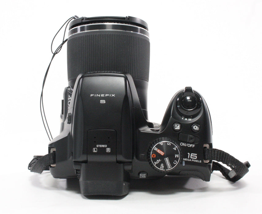 Fujifilm FinePix S8200 Digital Camera (incl case)