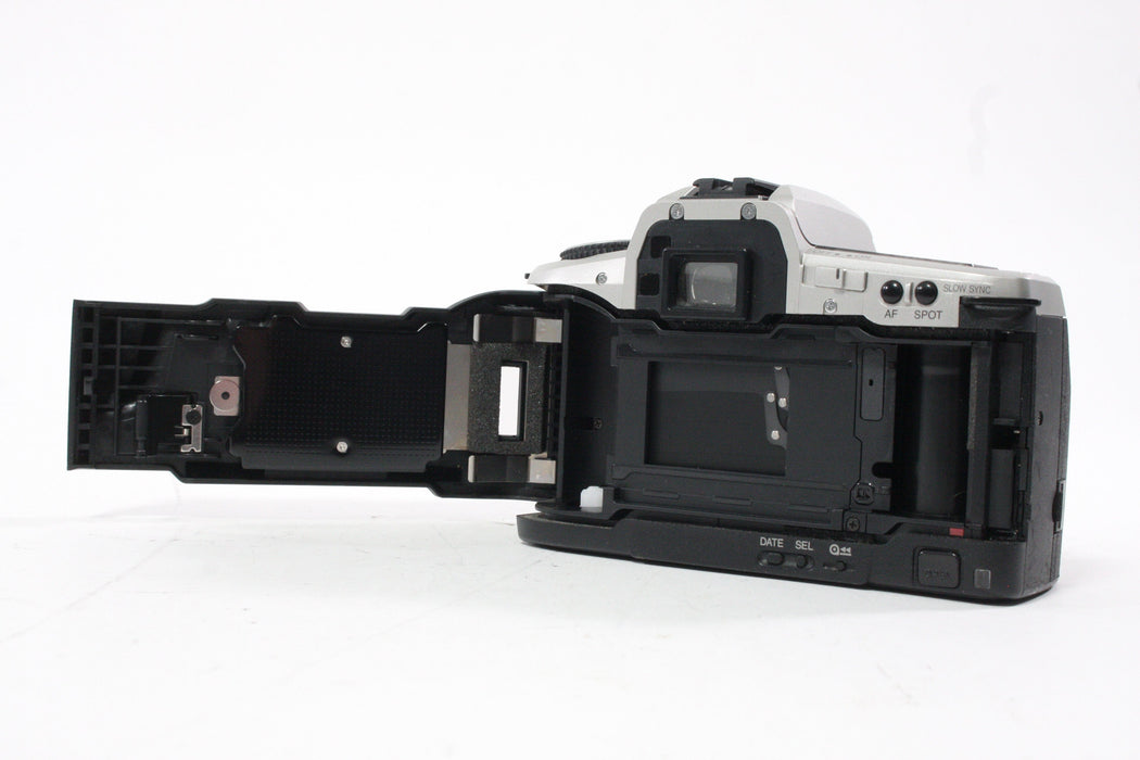 Minolta Maxxum 5 35mm SLR Camera with 50mm f/1.7 Lens