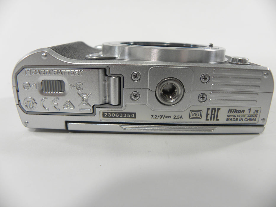 Nikon 1 J5 20.8mp Digital Mirrorless Camera body only shutter ct. 947