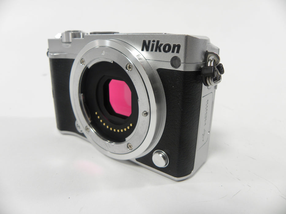 Nikon 1 J5 20.8mp Digital Mirrorless Camera body only shutter ct. 947