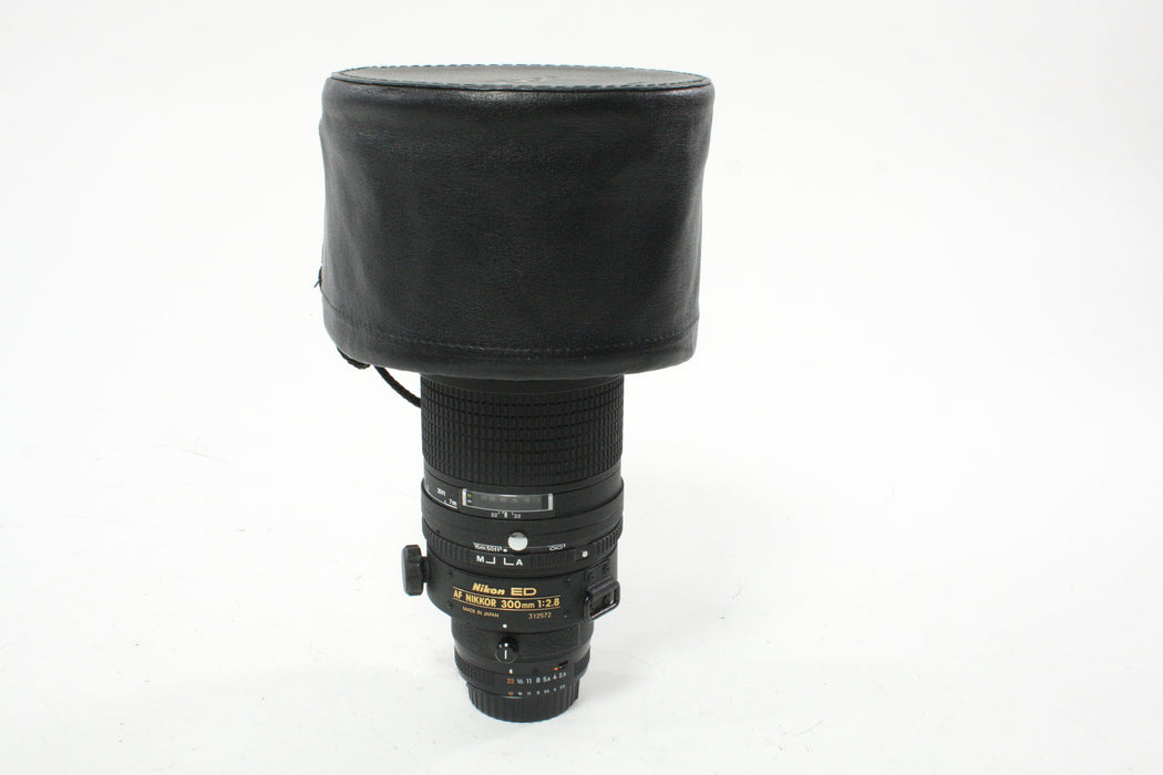 Nikon 300mm f/2.8D ED Autofocus Lens with a CT-303 Hard Shell Case