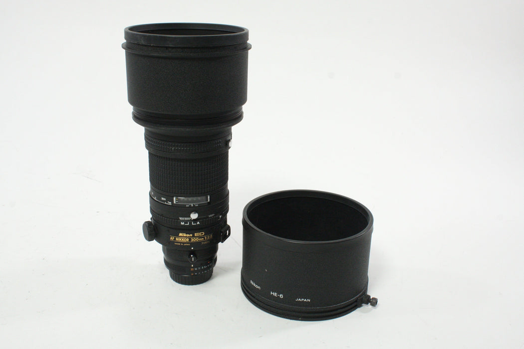 Nikon 300mm f/2.8D ED Autofocus Lens with a CT-303 Hard Shell Case
