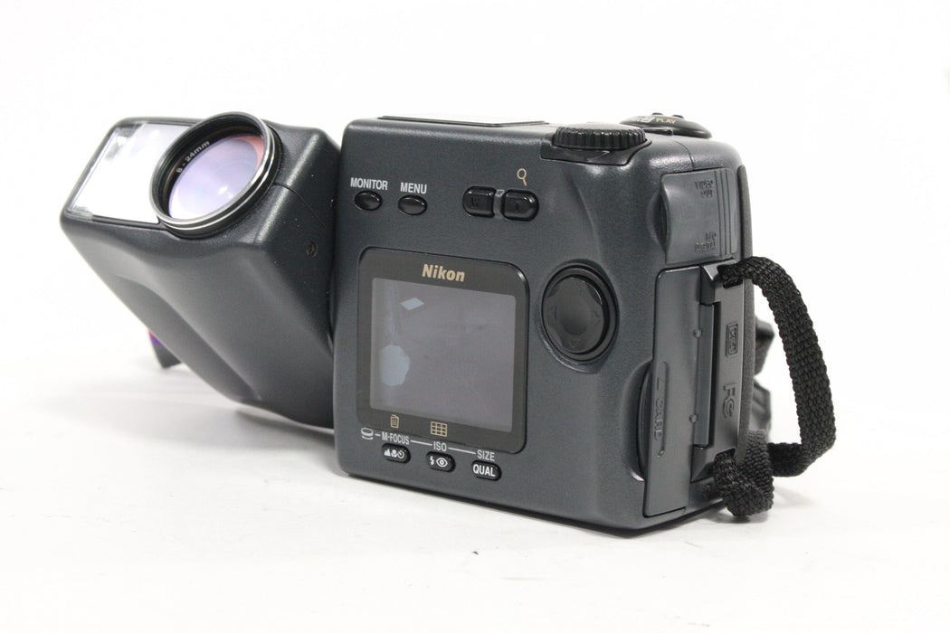 Nikon Coolpix 990 Digital Camera 3x Zoom 3.34mp