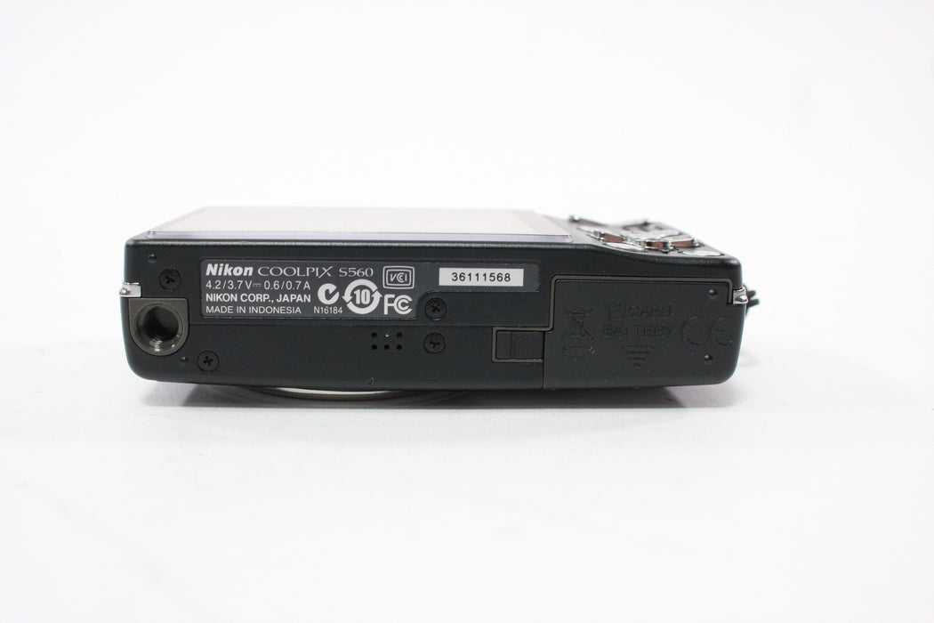Nikon Coolpix S 560 Digital Point-and-Shoot Camera 5x Zom 10.0mp