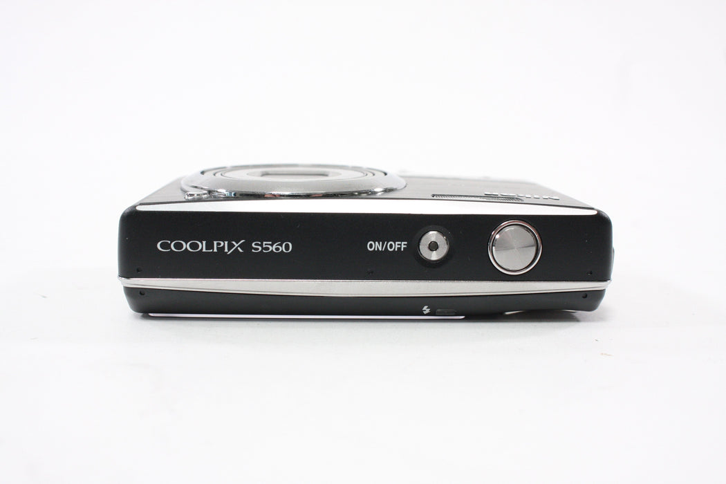 Nikon Coolpix S 560 Digital Point-and-Shoot Camera 5x Zom 10.0mp