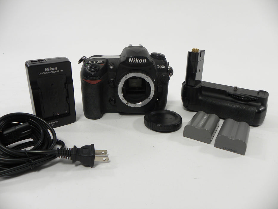 Nikon D200 10.2mp Digital SLR w/MB-D200 Grip Shutter ct. 15,205