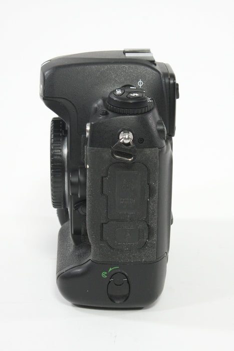 Nikon D2Xs Body Only - Shutter Count 77,703