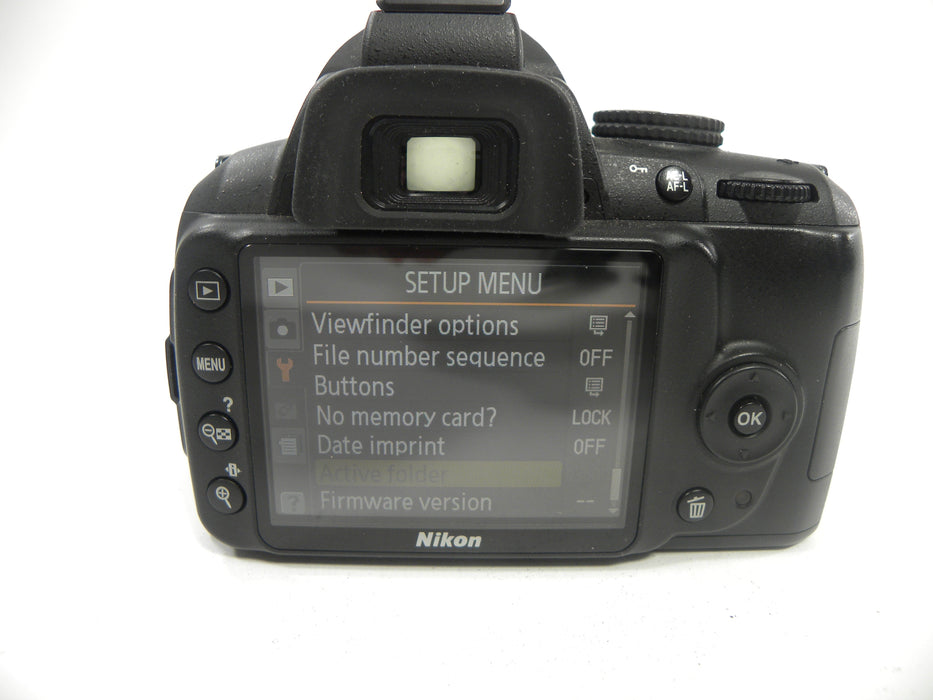 Nikon D3000 10.2mp Digital SLR w/AF-S Nikkor DX VR 18-55 Shutter Ct. 3,761