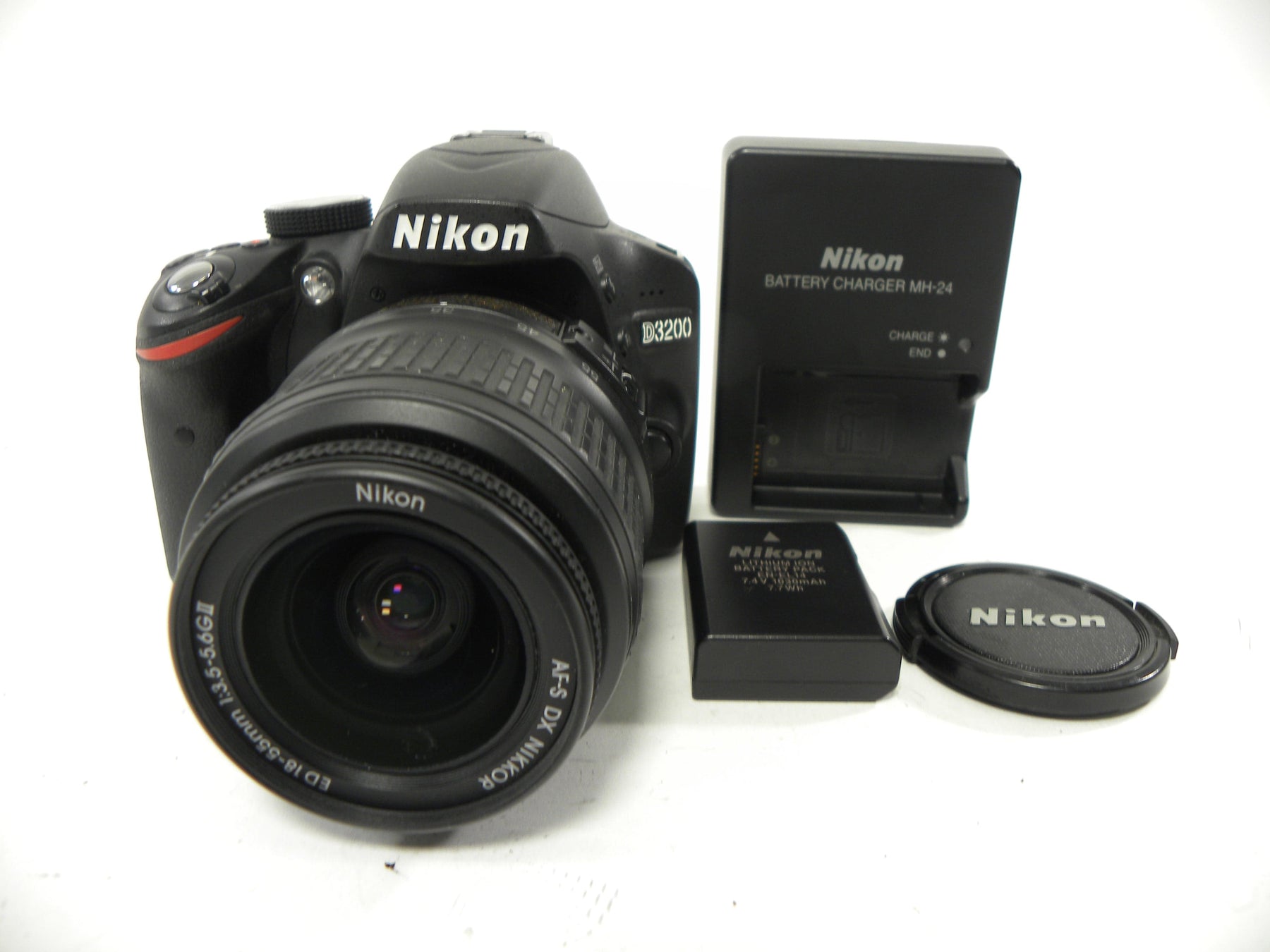 Nikon D3200 24.2mp Digital SLR w/AF-S DX ED 18-55 f3.5-5.6G II