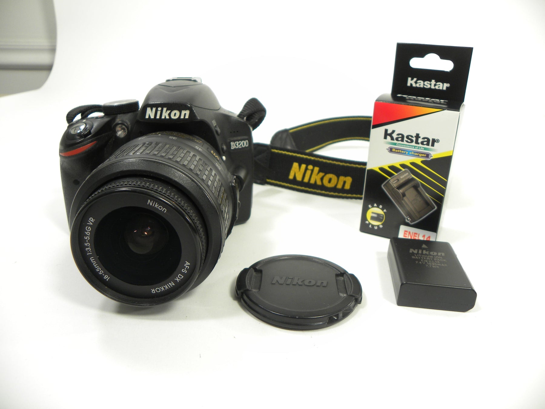 Nikon D3200 24.2mp Digital SLR w/AF-S Nikkor 18-55 DX Shutter Ct. 9,275