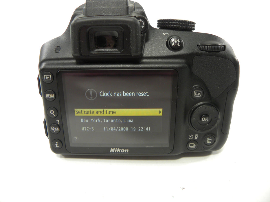 Nikon D3300 24.2mp Digital SLR w/Nikkor AF-S DX VR 18-55 Shutter Ct #750