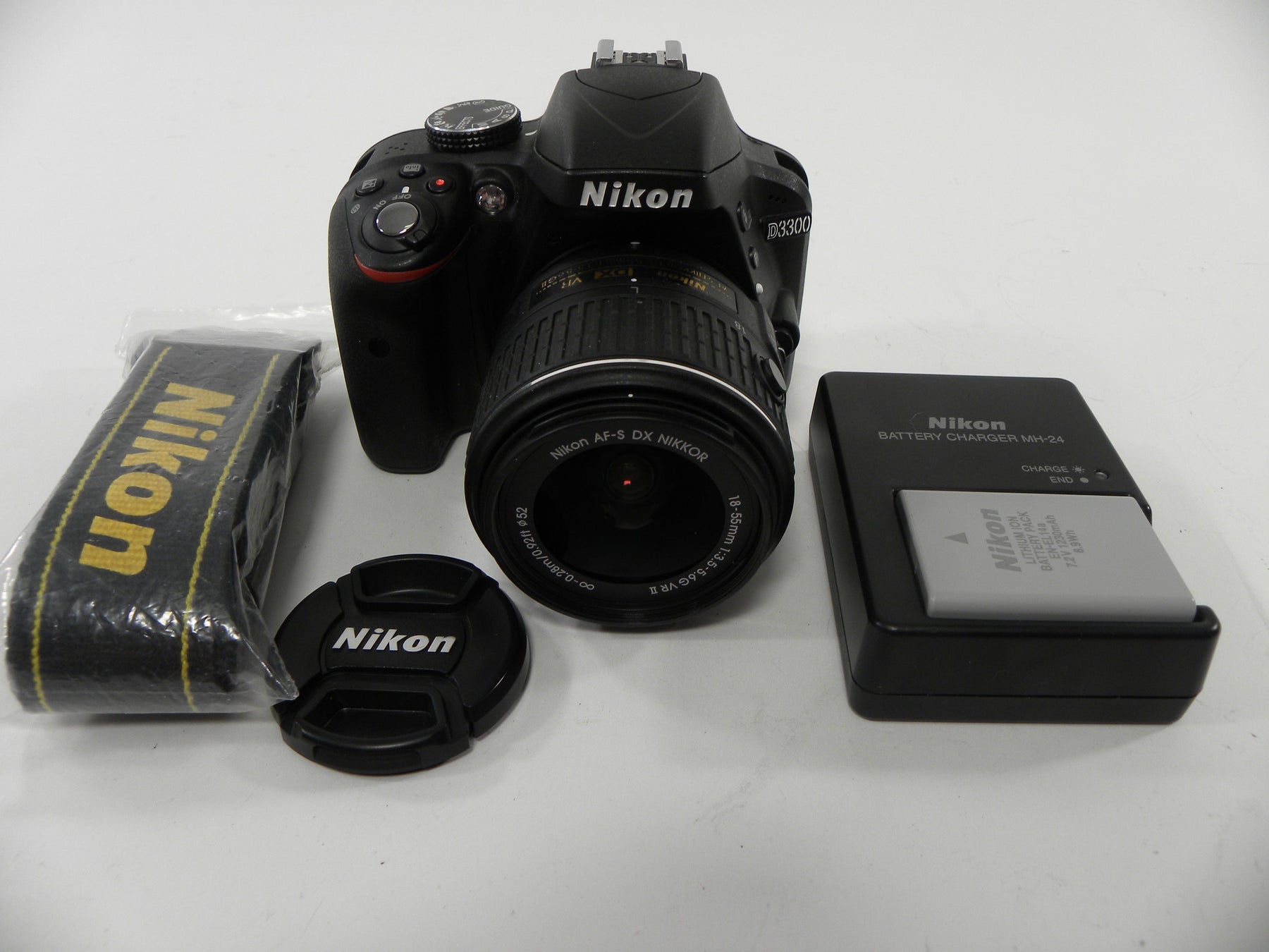 Nikon D3300 24.2mp Digital SLR w/Nikkor AF-S DX VR 18-55 Shutter Ct #750