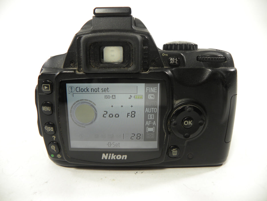 Nikon D40 6.1mp Digital SLR w/AF-S DX ED 18-55mm f3.5-5.6G II