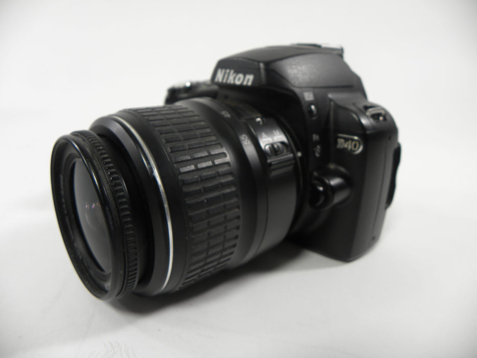 Nikon D40 6.1mp Digital SLR w/AF-S DX ED 18-55mm f3.5-5.6G II