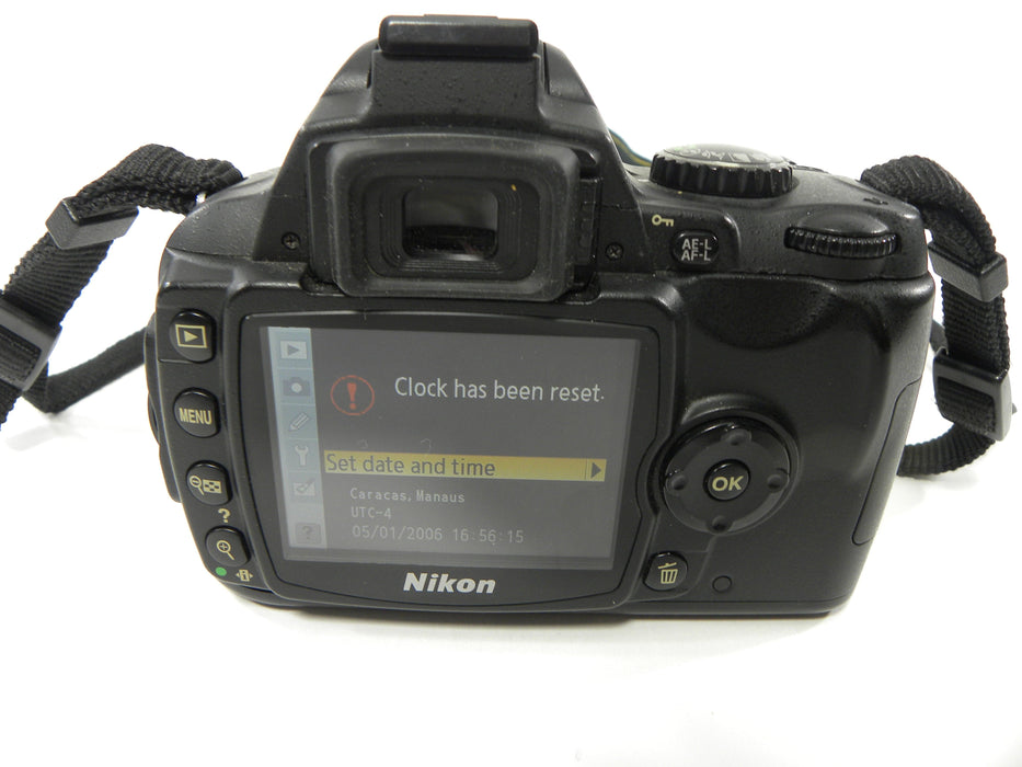 Nikon D40 6.1mp Digital SLR w/AF-S DX ED 18-55mm II Shutter Ct. 3,753