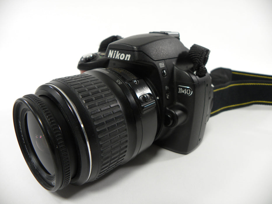 Nikon D40 6.1mp Digital SLR w/AF-S DX ED 18-55mm II Shutter Ct. 3,753