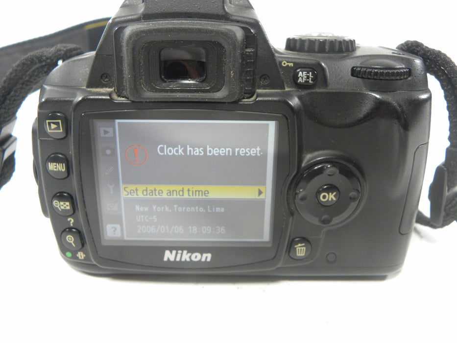Nikon D40 6.1mp Digital SLR w/Nikkor DX VR 18-55mm Shutter Ct. 22,196