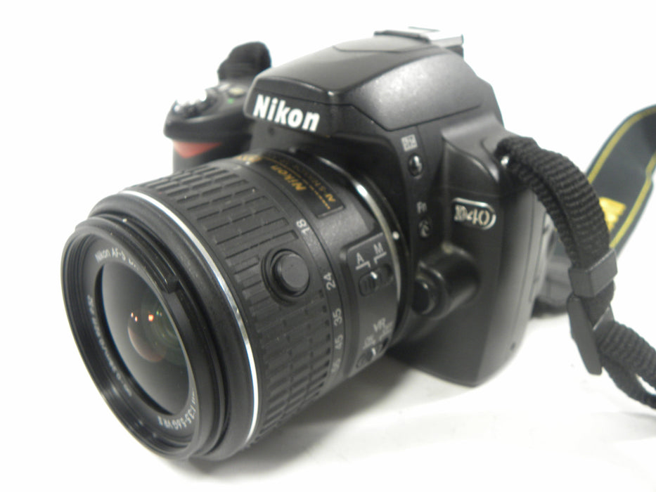 Nikon D40 6.1mp Digital SLR w/Nikkor DX VR 18-55mm Shutter Ct. 22,196