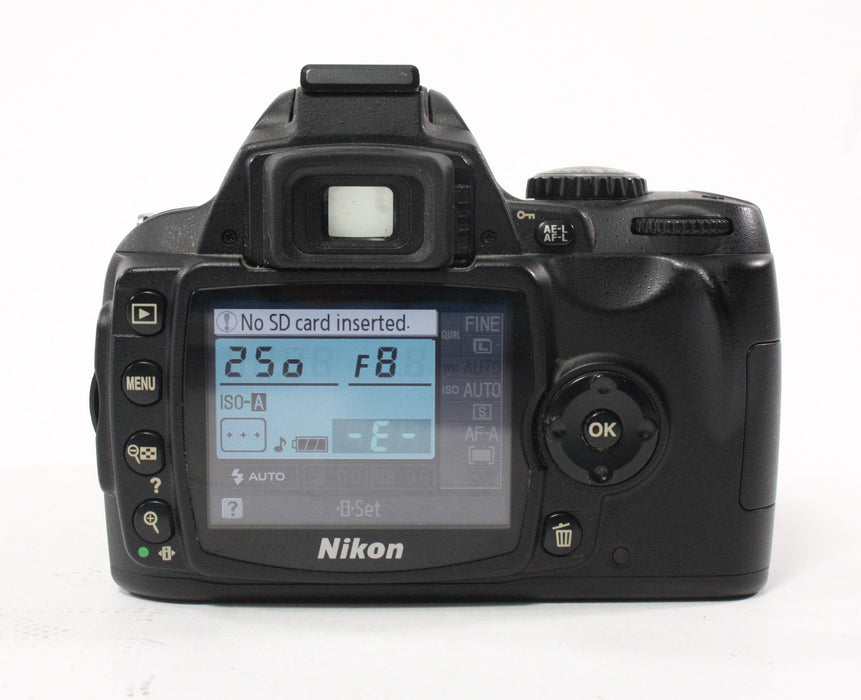 Nikon D40 DSLR with Nikon 18-55mm f/3.55.6 G VR Lens Shutter Count 4,742