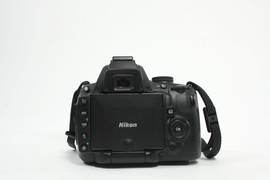Nikon D5000 DSLR Camera with 18-55mm f/3.5-5.6 G DX VR Lens