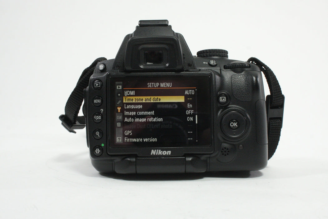 Nikon D5000 DSLR Camera with 18-55mm f/3.5-5.6 G DX VR Lens