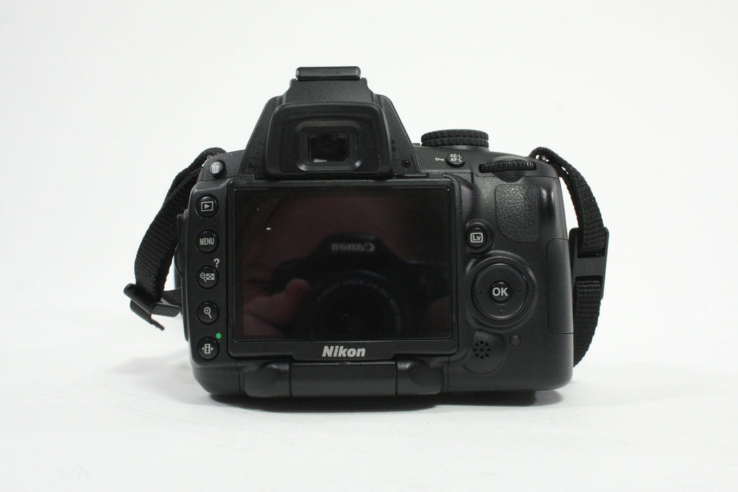 Nikon D5000 DSLR Camera with 18-55mm f/3.5-5.6 G DX VR Lens