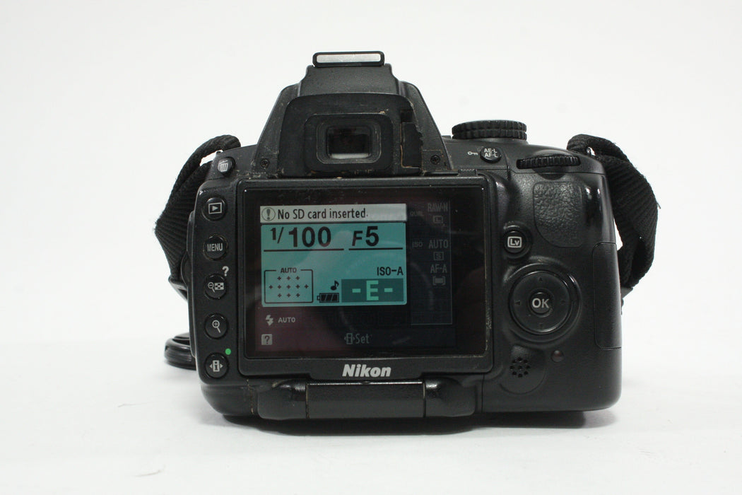 Nikon D5000 DSLR with 18-55mm f/3.5-5.6 G Lens with Shutter Count 26,555