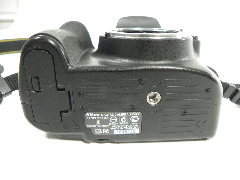Nikon D5100 16.2mp Digital SLR Camera Body only - Parts or Repair Only