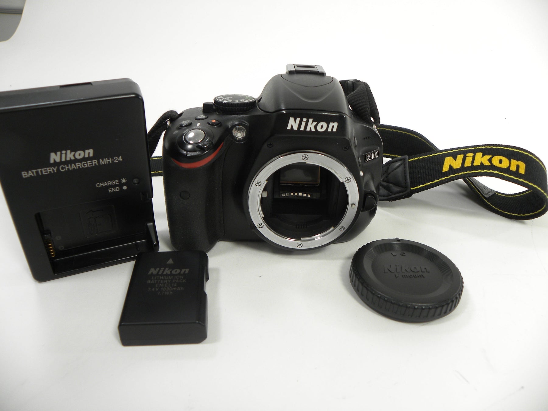 Nikon D5100 16.2mp Digital SLR Camera Body only - Parts or Repair Only