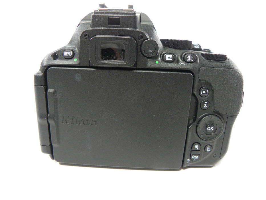 Nikon D5500 24.2mp Digital SLR w/AF-S DX VR 18-55mm Shutter Ct. 809