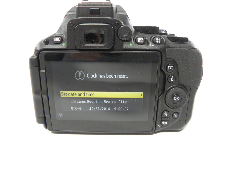 Nikon D5500 24.2mp Digital SLR w/AF-S DX VR 18-55mm Shutter Ct. 809