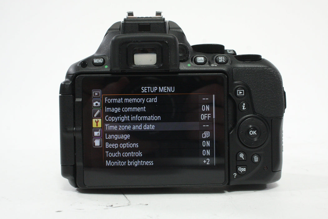 Nikon D5500 DSLR Camera with 18-55mm f/3.5-5.6G II DX VR Lens with Shutter Count 1,722