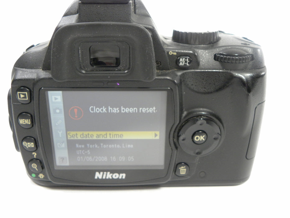 Nikon D60 10.2mp Digital SLR w/AF-S Nikkor DX VR 18-55 Shutter Ct. 10,376